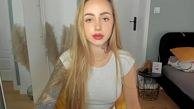 Snapshot of sexyCoralie chatting on 06.25.26 sexyCoralie online show from 06.25.26