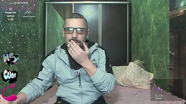 Snapshot of DanielOhCool chatting on 12.14.24 DanielOhCool online show from 12.14.24