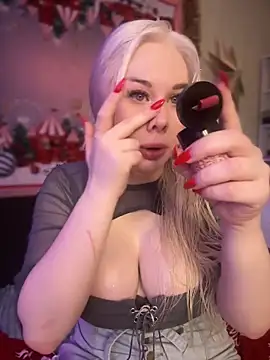 LaraHollywood online show from 12.21.24