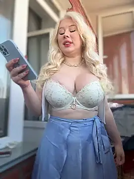 LaraHollywood online show from 10.01.25