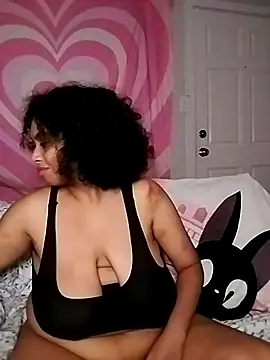 Snapshot of TasteeKitty chatting on 10.26.25 TasteeKitty online show from 10.26.25