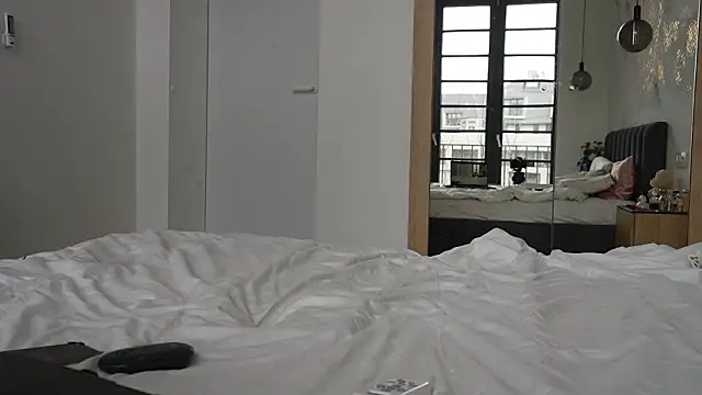 Snapshot of ibiddi chatting on 03.30.26 ibiddi online show from 03.30.26