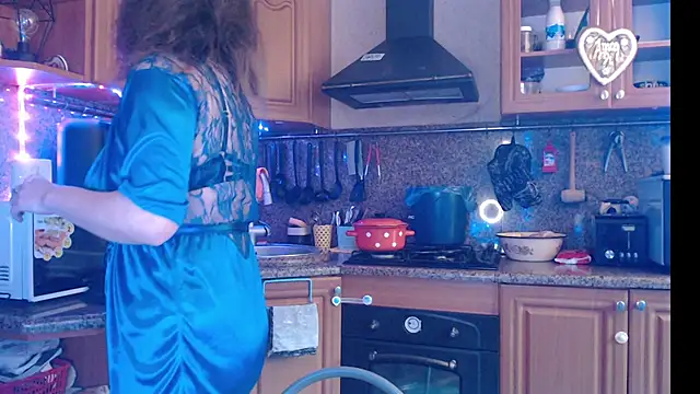 Snapshot of LizaCakes chatting on 12.11.24 LizaCakes online show from 12.11.24