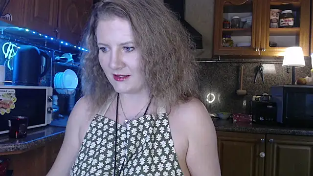 Snapshot of LizaCakes chatting on 01.21.25 LizaCakes online show from 01.21.25