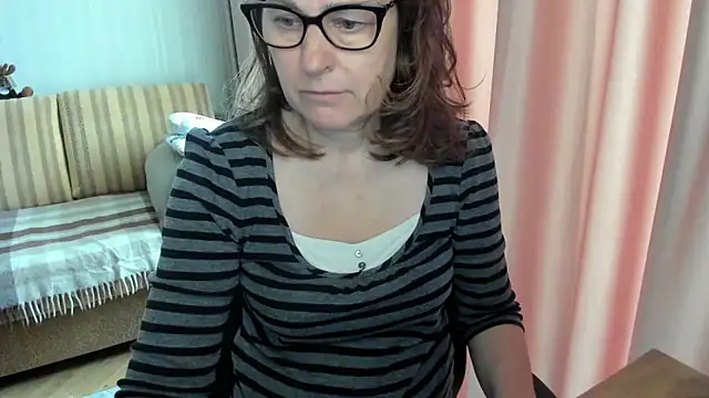 Snapshot of lauraoven chatting on 05.04.26 lauraoven online show from 05.04.26