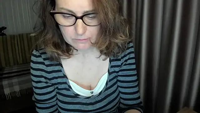 Snapshot of lauraoven chatting on 05.05.26 lauraoven online show from 05.05.26