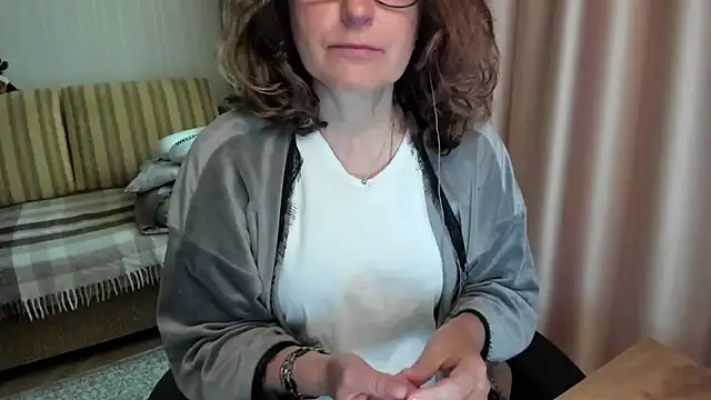 Snapshot of lauraoven chatting on 05.30.26 lauraoven online show from 05.30.26