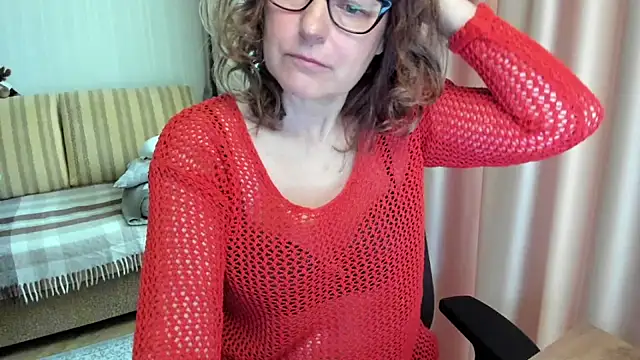 Snapshot of lauraoven chatting on 05.31.26 lauraoven online show from 05.31.26