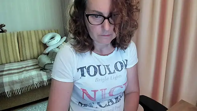 Snapshot of lauraoven chatting on 06.10.26 lauraoven online show from 06.10.26