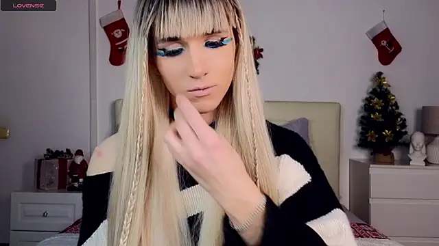 Snapshot of HelenSpellman chatting on 01.08.25 HelenSpellman online show from 01.08.25