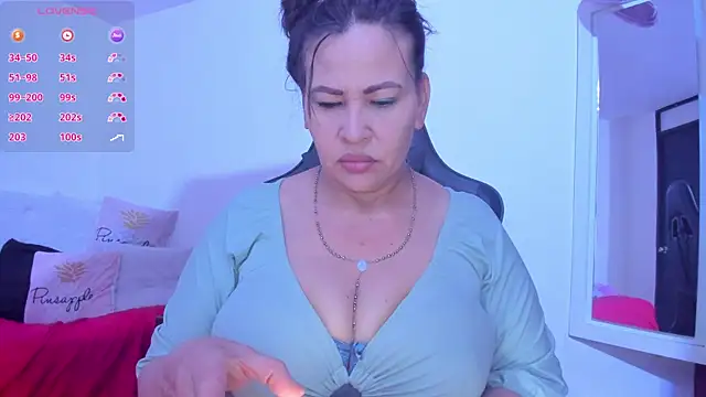 Snapshot of esmeralda_milf chatting on 01.11.25 esmeralda milf online show from 01.11.25