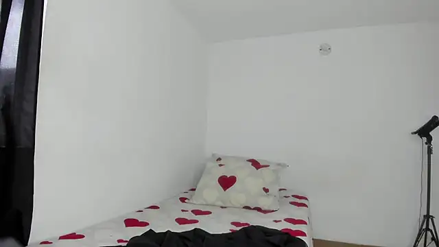 SARA TS FOX online show from 10.11.25