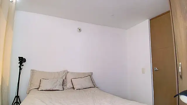 SARA TS FOX online show from 03.01.26