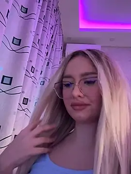 Snapshot of mollyxxx chatting on 01.10.25 mollyxxx online show from 01.10.25