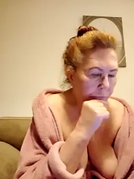 Snapshot of Hottie-Mom chatting on 04.16.26 Hottie-Mom online show from 04.16.26