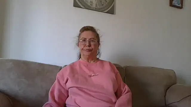 Snapshot of Hottie-Mom chatting on 04.17.26 Hottie-Mom online show from 04.17.26