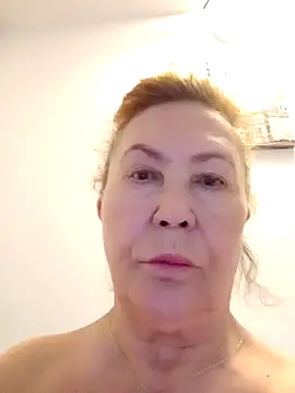 Snapshot of Hottie-Mom chatting on 04.19.26 Hottie-Mom online show from 04.19.26