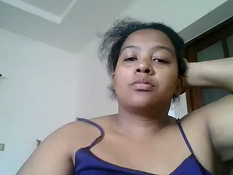 Snapshot of PRETTY-MI chatting on 11.18.25 PRETTY-MI online show from 11.18.25