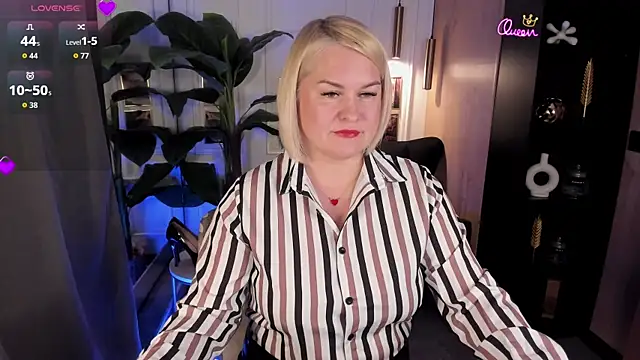 Snapshot of YolandaKiss chatting on 05.13.26 YolandaKiss online show from 05.13.26