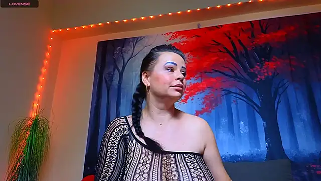 Snapshot of ElizabethEven chatting on 03.20.25 ElizabethEven online show from 03.20.25