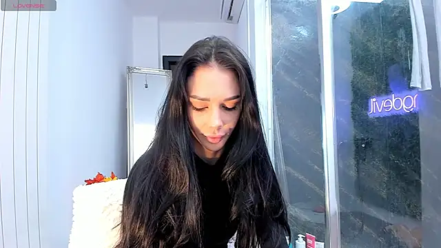 Snapshot of realhotfallingdevil chatting on 10.09.25 realhotfallingdevil online show from 10.09.25