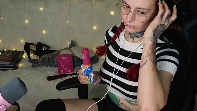 Snapshot of Ginger_Stay chatting on 10.02.25 Ginger Stay online show from 10.02.25