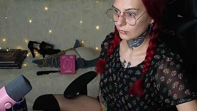 Snapshot of Ginger_Stay chatting on 10.06.25 Ginger Stay online show from 10.06.25