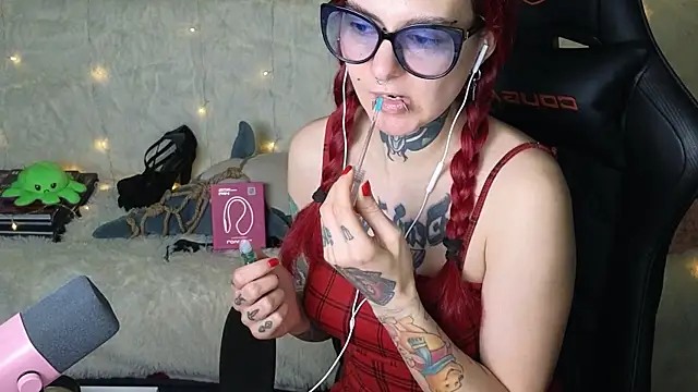 Snapshot of Ginger_Stay chatting on 10.23.25 Ginger Stay online show from 10.23.25