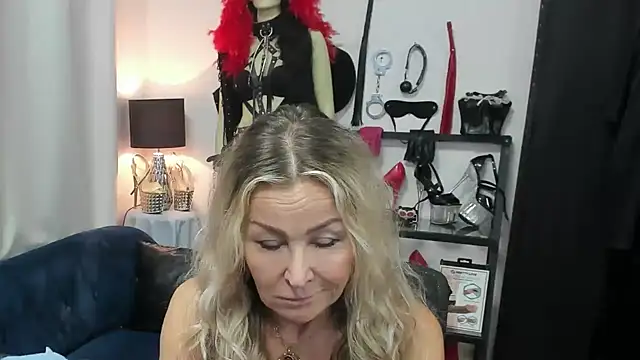Snapshot of crystaLUX chatting on 05.19.26 crystaLUX online show from 05.19.26