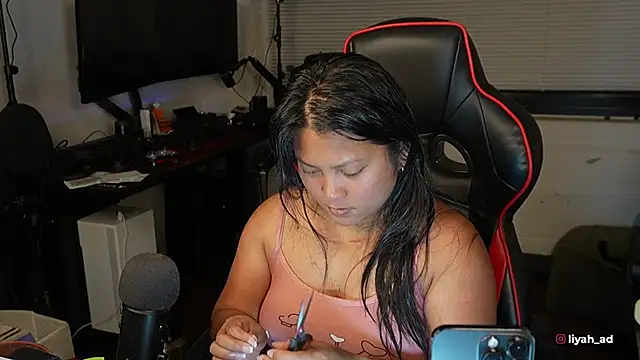 Snapshot of Bubbleliyah chatting on 10.31.25 Bubbleliyah online show from 10.31.25