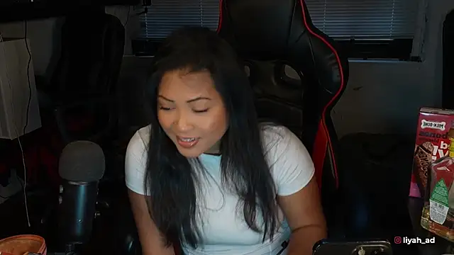 Snapshot of Bubbleliyah chatting on 11.13.25 Bubbleliyah online show from 11.13.25