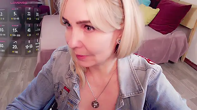 Snapshot of _unique_cam_ chatting on 01.06.25  unique cam  online show from 01.06.25