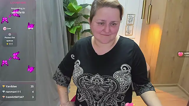 Snapshot of ScarlettSoft chatting on 12.17.24 ScarlettSoft online show from 12.17.24