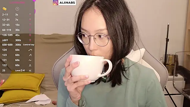 Snapshot of aliiiiiina chatting on 12.26.24 aliiiiiina online show from 12.26.24