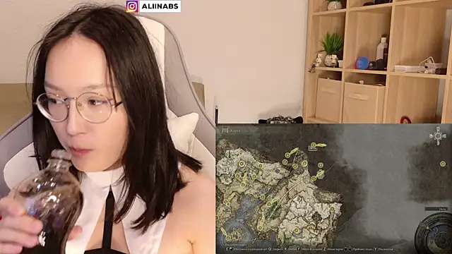 Snapshot of aliiiiiina chatting on 01.05.25 aliiiiiina online show from 01.05.25