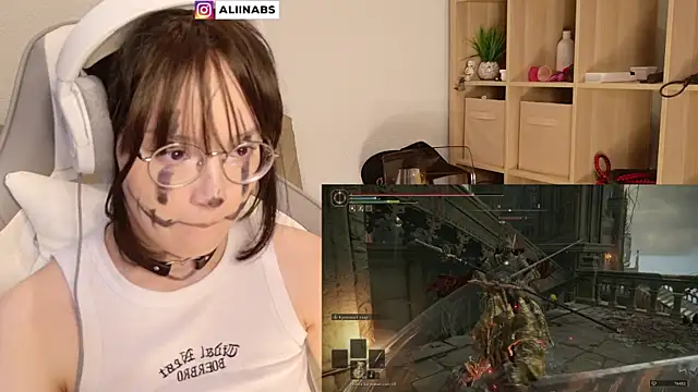 Snapshot of aliiiiiina chatting on 01.30.25 aliiiiiina online show from 01.30.25