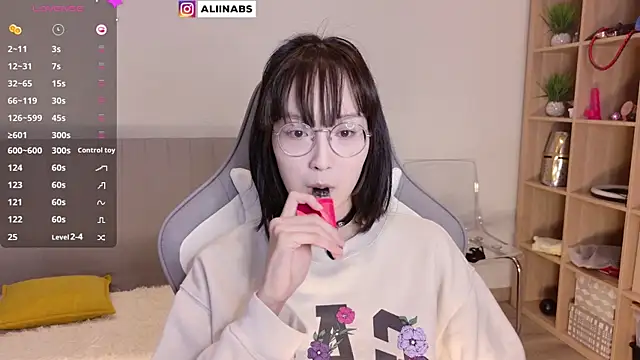 Snapshot of aliiiiiina chatting on 02.06.25 aliiiiiina online show from 02.06.25