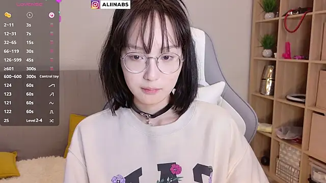 Snapshot of aliiiiiina chatting on 02.06.25 aliiiiiina online show from 02.06.25