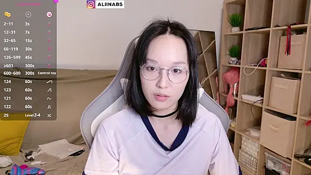 Snapshot of aliiiiiina chatting on 03.16.25 aliiiiiina online show from 03.16.25