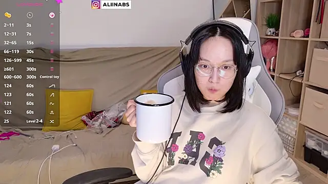 Snapshot of aliiiiiina chatting on 03.22.25 aliiiiiina online show from 03.22.25