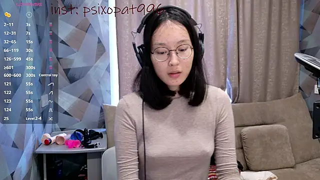 Snapshot of aliiiiiina chatting on 09.21.25 aliiiiiina online show from 09.21.25