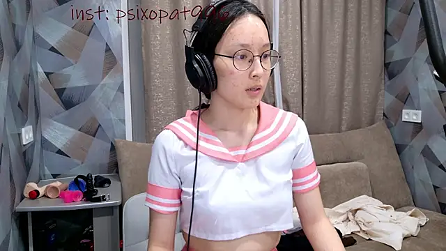 Snapshot of aliiiiiina chatting on 09.22.25 aliiiiiina online show from 09.22.25