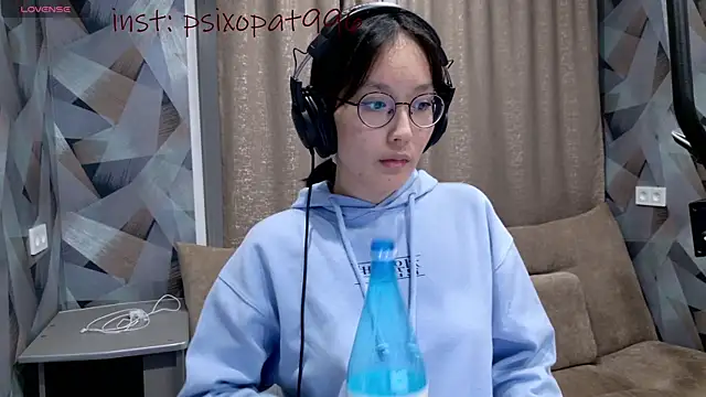 Snapshot of aliiiiiina chatting on 09.28.25 aliiiiiina online show from 09.28.25