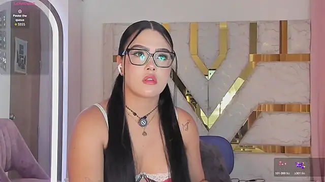 Snapshot of sophy_champagne chatting on 05.13.26 sophy champagne online show from 05.13.26