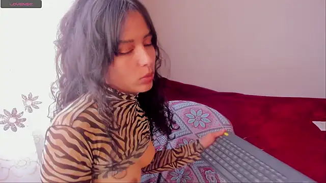 Snapshot of aluna_0310 chatting on 02.10.25 aluna 0310 online show from 02.10.25