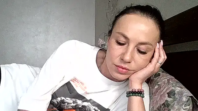 JulianaGold1 online show from 06.12.26