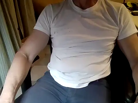 Snapshot of mariohurt101 chatting on 12.02.25 mariohurt101 online show from 12.02.25