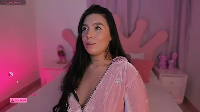 shantall vidales  online show from 10.13.25