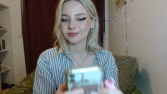 Snapshot of April_LoveUK chatting on 01.21.25 April LoveUK online show from 01.21.25