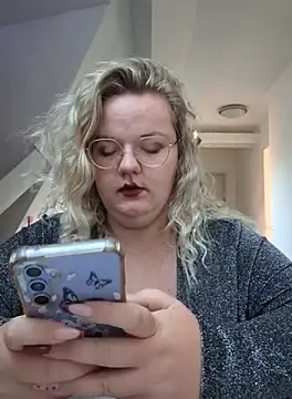 Snapshot of Fiona0705 chatting on 09.23.25 Fiona0705 online show from 09.23.25